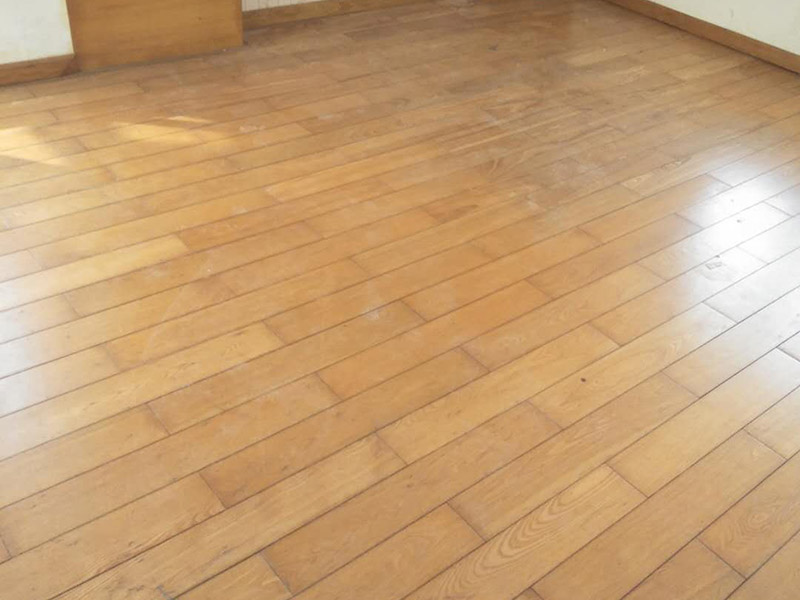木地板打磨：地板翻新第一步，使用大型地板翻新機(jī)械數(shù)次打磨除去漆層、表層1-2毫米。注意用40目、80目和120目不同粗細(xì)的砂紙逐次打磨三次，目數(shù)越大，砂紙顆粒越小，打磨留下的劃痕越不明顯，確保打磨后的表面細(xì)膩光滑。地板打磨完后需再刮膩?zhàn)诱移降匕?，使用與地板漆配套的專用透明底漆膩?zhàn)?，刮在打磨好的地板上待干。刮膩?zhàn)又笤賹Φ匕暹M(jìn)行刷底漆或調(diào)色處理。由于實(shí)木表層的紋理都是天然的，無法改變花色，只能調(diào)節(jié)地板顏色的深淺。底漆干了之后再刷面漆，再次干燥之后再用水砂紙仔細(xì)研磨，將地板面層磨至略感粗糙，除去粉屑，刷第二層面漆。最后上蠟拋光養(yǎng)護(hù)