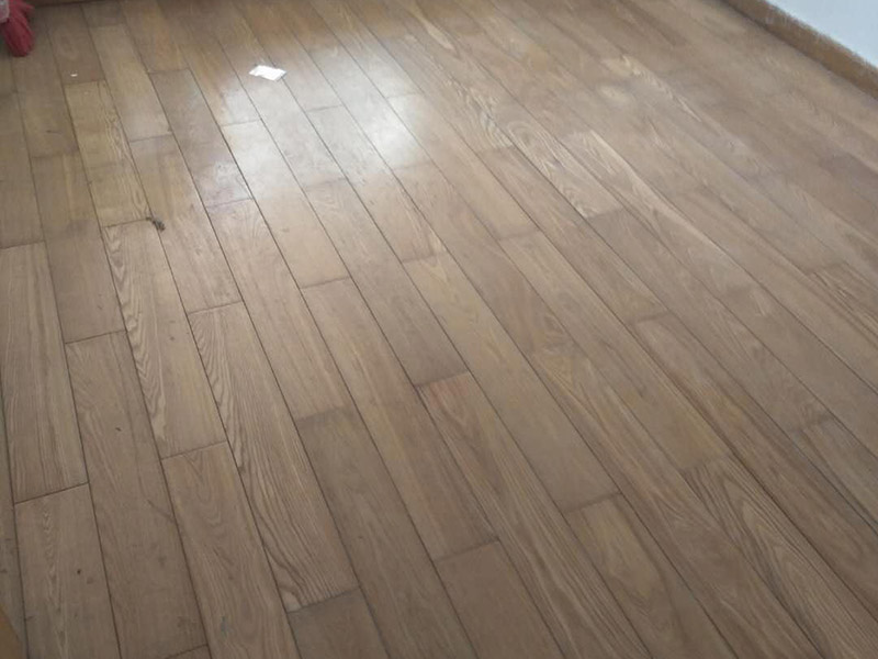 木地板打磨：地板翻新第一步，使用大型地板翻新機(jī)械數(shù)次打磨除去漆層、表層1-2毫米。注意用40目、80目和120目不同粗細(xì)的砂紙逐次打磨三次，目數(shù)越大，砂紙顆粒越小，打磨留下的劃痕越不明顯，確保打磨后的表面細(xì)膩光滑。地板打磨完后需再刮膩?zhàn)诱移降匕澹褂门c地板漆配套的專用透明底漆膩?zhàn)?，刮在打磨好的地板上待干。刮膩?zhàn)又笤賹Φ匕暹M(jìn)行刷底漆或調(diào)色處理。由于實(shí)木表層的紋理都是天然的，無法改變花色，只能調(diào)節(jié)地板顏色的深淺。底漆干了之后再刷面漆，再次干燥之后再用水砂紙仔細(xì)研磨，將地板面層磨至略感粗糙，除去粉屑，刷第二層面漆。最后上蠟拋光養(yǎng)護(hù)