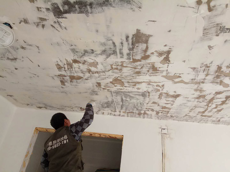 全屋整體改造：1，在新管道和舊管道對(duì)接前，必須檢查舊管是否暢通，如果管道不暢的話必須在對(duì)接前清理干凈，避免日后麻煩。 2，廚房衛(wèi)生間墻磚的拆除，表面找平工作非常重要。廚房衛(wèi)生間墻壁找平工作是很容易被忽略的重要環(huán)節(jié)。 3，墻面施工是要注意的一點(diǎn)。舊墻面在裝修前必須先做好墻面基層的處理，盡量鏟除原始?jí)γ?，再刷乳膠漆，以保證新墻的墻面牢固。 4，老房子原有水路管線布置不合理或腐蝕較多，裝修人員應(yīng)徹底檢查水路。如果原管道為市場(chǎng)上已經(jīng)淘汰鍍鋅管，則必須換成銅管、鋁塑復(fù)合管或PP-R管代替施工。 5，砸墻地磚時(shí)，避免雜物碎片堵塞下水道；只有表層厚度為4毫米的實(shí)木地板、實(shí)木復(fù)合地板和竹地板才能翻新。