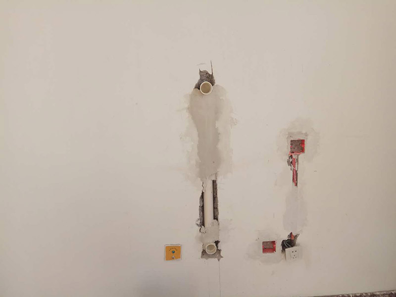 全屋整體改造：1，在新管道和舊管道對(duì)接前，必須檢查舊管是否暢通，如果管道不暢的話必須在對(duì)接前清理干凈，避免日后麻煩。 2，廚房衛(wèi)生間墻磚的拆除，表面找平工作非常重要。廚房衛(wèi)生間墻壁找平工作是很容易被忽略的重要環(huán)節(jié)。 3，墻面施工是要注意的一點(diǎn)。舊墻面在裝修前必須先做好墻面基層的處理，盡量鏟除原始?jí)γ?，再刷乳膠漆，以保證新墻的墻面牢固。 4，老房子原有水路管線布置不合理或腐蝕較多，裝修人員應(yīng)徹底檢查水路。如果原管道為市場(chǎng)上已經(jīng)淘汰鍍鋅管，則必須換成銅管、鋁塑復(fù)合管或PP-R管代替施工。 5，砸墻地磚時(shí)，避免雜物碎片堵塞下水道；只有表層厚度為4毫米的實(shí)木地板、實(shí)木復(fù)合地板和竹地板才能翻新。