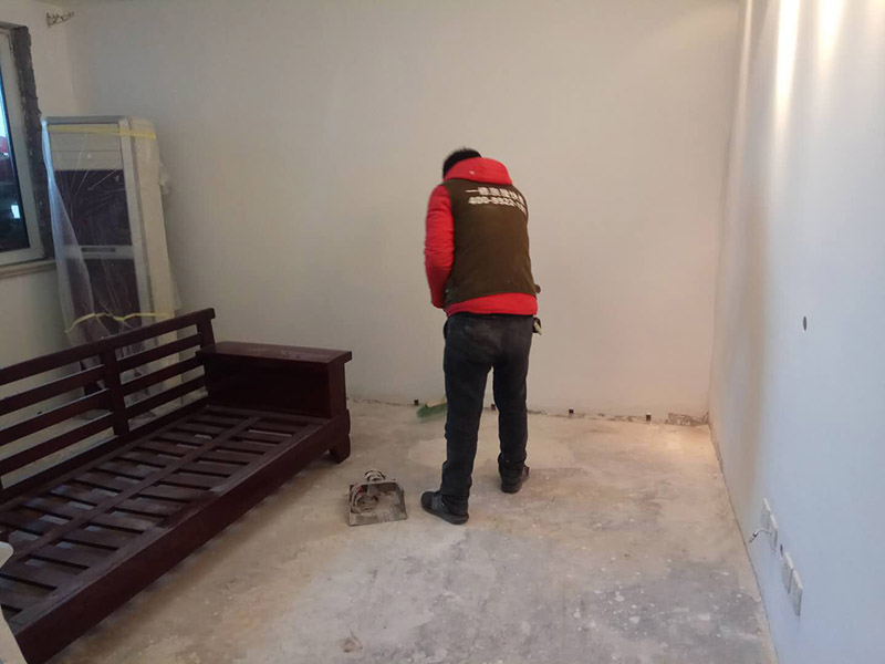 乳膠漆翻新裝修：1、使用吸塵器進行除塵工序，利用吸塵器的毛刷充分摩擦被清潔表面，去除灰塵。
2、對于局部污染或是有油漬的地方，需要使用聚氨酯稀釋劑來清洗。
3、局部有霉藻的部位，需要使用防霉溶液清洗，晾干或噴濕后鏟除。
4、對于已經(jīng)剝落或是破損的地方，先將破損部位松動的部分打磨掉，清理干凈，再使用柔性膩子進行修補。待表面修補平整后，再涂裝底漆。
5、先將破損、松動的部分清理干凈，使用柔性膩子進行修補，表面修補平整后涂裝805膠水。
6、在涂刷膠水的基層上滿刮膩子膏。
7、涂刷底漆，要均勻涂刷一遍，要求無露底、流墜現(xiàn)象。
8、 涂刷面漆， 均勻涂刷兩遍，待靠前遍干燥后涂刷第二遍，要求無露底、流墜。