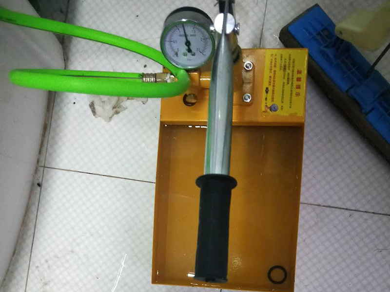 衛(wèi)生間水管打壓測試：先用軟管將安裝好的冷熱水進行連接，將每一處臨時堵頭擰開，進行通水，確保所有水管都有通水；再將每一處出水口用堵頭堵住，將水壓機連接一處出水口，之后進行打壓到0.8MPA半小時之內(nèi)水壓表指針沒有回落。