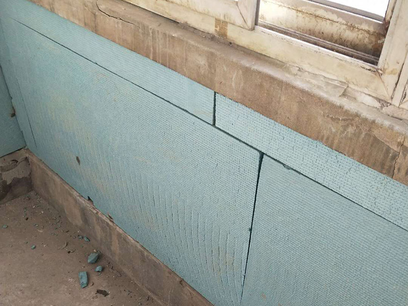 局部墻體改造：拆除包含墻面、墻地磚、門窗、水電路、櫥柜等各方面的拆除切記：承重墻不能拆除，配重墻謹(jǐn)慎拆除(一定要確認(rèn)房屋安全)； 明裝水管建議改成暗裝的PPR熱熔水管，閥門長期使用后會出現(xiàn)銹蝕和無法關(guān)緊的情況，建議換掉，做好后認(rèn)真做好加壓驗(yàn)證。下水對于有老化、銹蝕的、或者易堵的情況建議及時(shí)換掉； 舊房很多用的是鋁線，易老化，安全性差。改造時(shí)建議業(yè)主們按國家標(biāo)準(zhǔn)，在墻里暗埋線必須穿PVC絕緣管，舊房翻新后要達(dá)到三路供電(照明、插座、空調(diào))，強(qiáng)弱電分開； 在水電改造后墻面勢必會進(jìn)行破壞，建議鏟除墻面膩?zhàn)又匦屡麙炷佔(zhàn)?，然后刷乳膠漆或者張貼壁紙、壁布。