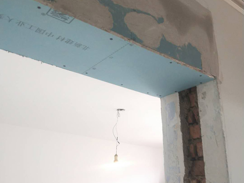 局部墻體改造：拆除包含墻面、墻地磚、門窗、水電路、櫥柜等各方面的拆除切記：承重墻不能拆除，配重墻謹(jǐn)慎拆除(一定要確認(rèn)房屋安全)； 明裝水管建議改成暗裝的PPR熱熔水管，閥門長期使用后會出現(xiàn)銹蝕和無法關(guān)緊的情況，建議換掉，做好后認(rèn)真做好加壓驗(yàn)證。下水對于有老化、銹蝕的、或者易堵的情況建議及時(shí)換掉； 舊房很多用的是鋁線，易老化，安全性差。改造時(shí)建議業(yè)主們按國家標(biāo)準(zhǔn)，在墻里暗埋線必須穿PVC絕緣管，舊房翻新后要達(dá)到三路供電(照明、插座、空調(diào))，強(qiáng)弱電分開； 在水電改造后墻面勢必會進(jìn)行破壞，建議鏟除墻面膩?zhàn)又匦屡麙炷佔(zhàn)?，然后刷乳膠漆或者張貼壁紙、壁布。