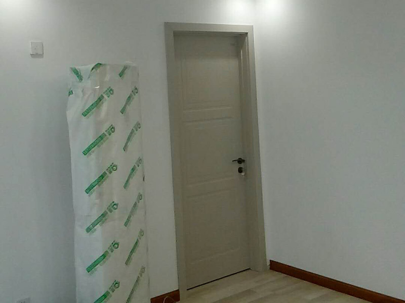 廚衛(wèi)改造裝修：舊廚房的內(nèi)部結(jié)構(gòu)相對要復(fù)雜一些。除了請櫥柜廠家到廚房進行丈量外，還要看看各種管道原來的位置是否合適，如不合適需要改動，則會出一份圖紙交給裝修公司，由施工隊按圖紙進行必要的改造。舊廚房改造注意事項2煤氣與管道在舊廚房中的改造需慎重。這兩種管道因一般不讓隨意改動。如果不得不改時，必須經(jīng)過物業(yè)公司的同意。改動時，由于專業(yè)性較強，同時為方便日后的維修，通常由煤氣、公司或物業(yè)公司指定的專業(yè)公司負責(zé)改動。舊廚房改造注意事項3舊房一般是單路供水，因此在廚房裝修時，能增加一個熱水管道。另外，一般家庭衛(wèi)生間比較小，只能把洗衣機放在廚房中，這就必須再接一個上水管，同時增加地面排水管。需要提醒的是，受結(jié)構(gòu)的限制，水路改動只能改上水，不能改下水。