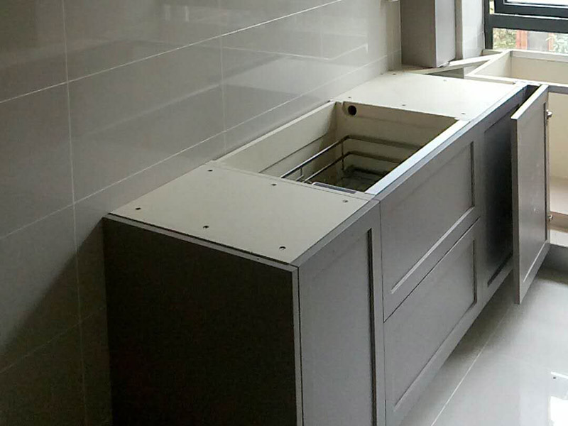 廚衛(wèi)改造裝修：舊廚房的內(nèi)部結(jié)構(gòu)相對要復(fù)雜一些。除了請櫥柜廠家到廚房進行丈量外，還要看看各種管道原來的位置是否合適，如不合適需要改動，則會出一份圖紙交給裝修公司，由施工隊按圖紙進行必要的改造。舊廚房改造注意事項2煤氣與管道在舊廚房中的改造需慎重。這兩種管道因一般不讓隨意改動。如果不得不改時，必須經(jīng)過物業(yè)公司的同意。改動時，由于專業(yè)性較強，同時為方便日后的維修，通常由煤氣、公司或物業(yè)公司指定的專業(yè)公司負責(zé)改動。舊廚房改造注意事項3舊房一般是單路供水，因此在廚房裝修時，能增加一個熱水管道。另外，一般家庭衛(wèi)生間比較小，只能把洗衣機放在廚房中，這就必須再接一個上水管，同時增加地面排水管。需要提醒的是，受結(jié)構(gòu)的限制，水路改動只能改上水，不能改下水。