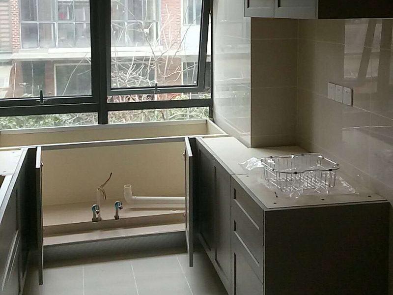 廚衛(wèi)改造裝修：舊廚房的內(nèi)部結(jié)構(gòu)相對要復(fù)雜一些。除了請櫥柜廠家到廚房進行丈量外，還要看看各種管道原來的位置是否合適，如不合適需要改動，則會出一份圖紙交給裝修公司，由施工隊按圖紙進行必要的改造。舊廚房改造注意事項2煤氣與管道在舊廚房中的改造需慎重。這兩種管道因一般不讓隨意改動。如果不得不改時，必須經(jīng)過物業(yè)公司的同意。改動時，由于專業(yè)性較強，同時為方便日后的維修，通常由煤氣、公司或物業(yè)公司指定的專業(yè)公司負責(zé)改動。舊廚房改造注意事項3舊房一般是單路供水，因此在廚房裝修時，能增加一個熱水管道。另外，一般家庭衛(wèi)生間比較小，只能把洗衣機放在廚房中，這就必須再接一個上水管，同時增加地面排水管。需要提醒的是，受結(jié)構(gòu)的限制，水路改動只能改上水，不能改下水。