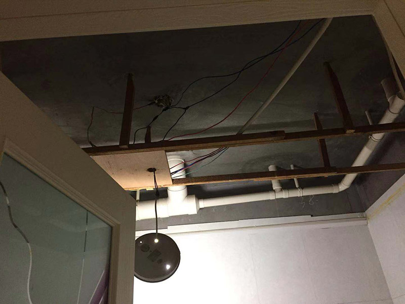 廚房吊頂翻新改造：首先要做的工作就是位置的明確，要確定浴霸安裝在哪里，高度已經(jīng)設(shè)定了以后就要準(zhǔn)備水平度的確定了，首先要做好角線，然后用哪個螺絲和膠水將角線固定好，尤其是在屋頂轉(zhuǎn)角的地方，一定要拼貼的整齊，不能夠留下任何的痕跡，否則看起來很影響美觀。 吊頂?shù)拇蚩锥ㄎ灰邶埞谴_定以后，才能夠開始準(zhǔn)備用沖擊鉆來打孔，然后按照具體的長度來對打孔的位置進行切割并且進行組裝，要將吊桿螺絲擰緊，然后進行固定，打孔和對角線的設(shè)置是可以同步進行的。 龍骨的安裝首先要把固定環(huán)拿下來，固定環(huán)是安裝在吊桿螺絲下面的，然后在安裝的時候，將三角龍骨安裝在主龍骨上面，然后開始進行調(diào)節(jié)，這個時候連接位置的螺絲就可以逐漸的緊一緊，確保龍骨的位置是平直的。 在安裝了龍骨以后就可以開始安裝吊頂了，吊頂可以從中間開始安裝也可以從兩邊開始安裝，在安裝電器的時候，首先要將浴霸的固定架安裝在吊頂上面，固定好，然后請專業(yè)人員接線，并且對線路做好保護。