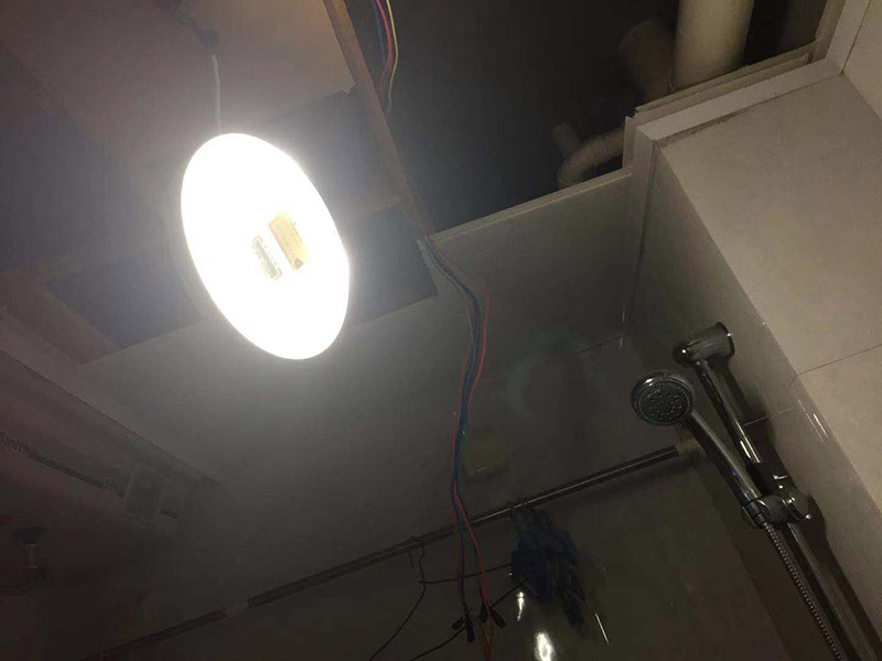 廚房吊頂翻新改造：首先要做的工作就是位置的明確，要確定浴霸安裝在哪里，高度已經(jīng)設(shè)定了以后就要準(zhǔn)備水平度的確定了，首先要做好角線，然后用哪個螺絲和膠水將角線固定好，尤其是在屋頂轉(zhuǎn)角的地方，一定要拼貼的整齊，不能夠留下任何的痕跡，否則看起來很影響美觀。 吊頂?shù)拇蚩锥ㄎ灰邶埞谴_定以后，才能夠開始準(zhǔn)備用沖擊鉆來打孔，然后按照具體的長度來對打孔的位置進行切割并且進行組裝，要將吊桿螺絲擰緊，然后進行固定，打孔和對角線的設(shè)置是可以同步進行的。 龍骨的安裝首先要把固定環(huán)拿下來，固定環(huán)是安裝在吊桿螺絲下面的，然后在安裝的時候，將三角龍骨安裝在主龍骨上面，然后開始進行調(diào)節(jié)，這個時候連接位置的螺絲就可以逐漸的緊一緊，確保龍骨的位置是平直的。 在安裝了龍骨以后就可以開始安裝吊頂了，吊頂可以從中間開始安裝也可以從兩邊開始安裝，在安裝電器的時候，首先要將浴霸的固定架安裝在吊頂上面，固定好，然后請專業(yè)人員接線，并且對線路做好保護。