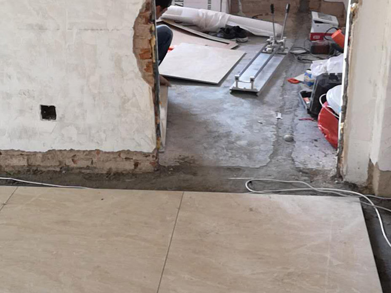 全屋室內(nèi)裝修：1、墻面檢查。在進(jìn)行裝修墻面處理前，重要的就是檢查墻面，看其是否堅(jiān)實(shí)，平整。如果墻面存在裂痕或者洞則需要用石膏先進(jìn)行修補(bǔ)平整。2、刮膩?zhàn)?。一般墻面?次膩?zhàn)蛹纯?，平整度較差的墻面需要局部多刮幾次，更嚴(yán)重的需要先找石膏找平，每遍膩?zhàn)优涡枰?個(gè)時(shí)以上。3、膩?zhàn)哟蚰?。等膩?zhàn)庸魏笾?，進(jìn)行打磨，可以在夜間進(jìn)行，用200瓦以上的燈泡貼近墻面，邊打磨邊查看平整度。打磨容易產(chǎn)生大量粉塵，需要做好口罩穿著等準(zhǔn)備。