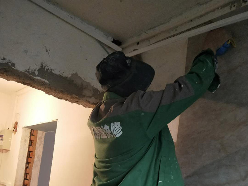 線路安裝：畫框線：根據(jù)需要，在墻面的合適處畫出埋穴位置，并比照接線盒大小（四周放大2—3毫米），畫出開鑿范圍框線（兩個裝蓋孔應(yīng)保持水平）。 鑿框線：以平口鑿沿柜線垂直鑿出深溝，然后從框內(nèi)向框外斜鑿去磚角，反復(fù)進行，并注意不得崩裂框線。 鑿穴孔：將框內(nèi)多余磚角鑿去，直至深度略大于接線盒高度，不得過淺或過深。 修乎穴孔：鑿平埋穴四周與穴底，以放人接線盒端正、服帖為宜。 現(xiàn)埋接線盒：裝正接線盒，敲去安裝孔蓋，對準線槽，并使裝蓋面稍稍伸出磚砌面，且低于粉刷面3—5毫米，再用調(diào)成膏狀的水泥粘牢 穿線引入：利用線管內(nèi)事先穿入的引線，將待裝電線引入線管之中。