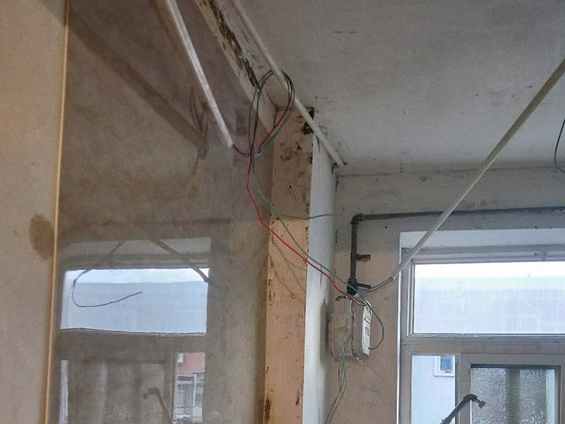 線路安裝：畫框線：根據(jù)需要，在墻面的合適處畫出埋穴位置，并比照接線盒大?。ㄋ闹芊糯?—3毫米），畫出開鑿范圍框線（兩個裝蓋孔應(yīng)保持水平）。 鑿框線：以平口鑿沿柜線垂直鑿出深溝，然后從框內(nèi)向框外斜鑿去磚角，反復(fù)進行，并注意不得崩裂框線。 鑿穴孔：將框內(nèi)多余磚角鑿去，直至深度略大于接線盒高度，不得過淺或過深。 修乎穴孔：鑿平埋穴四周與穴底，以放人接線盒端正、服帖為宜。 現(xiàn)埋接線盒：裝正接線盒，敲去安裝孔蓋，對準線槽，并使裝蓋面稍稍伸出磚砌面，且低于粉刷面3—5毫米，再用調(diào)成膏狀的水泥粘牢 穿線引入：利用線管內(nèi)事先穿入的引線，將待裝電線引入線管之中。