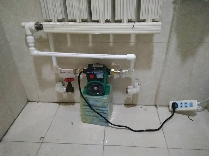 暖氣循環(huán)泵安裝:1、家用暖氣循環(huán)泵安裝前應(yīng)檢查循環(huán)泵進出水口是否有異物堵塞； 　　2、家用暖氣循環(huán)泵裝入系統(tǒng)前應(yīng)將系統(tǒng)管道內(nèi)的雜物沖洗干凈，以免循環(huán)泵運轉(zhuǎn)時雜物纏繞葉輪造成堵轉(zhuǎn)； 　　3、家用暖氣循環(huán)泵安裝時應(yīng)用力輕柔，請勿大力，以免損壞泵體； 　　4、家用暖氣循環(huán)泵的進、出口都要設(shè)有由任(活接頭)，以便裝拆。 　　5、家用暖氣循環(huán)泵安全接線，連線要采用帶地線的三股線的插頭， 地線端與電機外殼聯(lián)接，以保證安全。 　　6、家用暖氣循環(huán)泵噪聲低，檢查是否轉(zhuǎn)動時，需用螺絲刀頂住耳朵細聽。 　　7、部分家用暖氣循環(huán)泵泵內(nèi)潛水轉(zhuǎn)動部分利用水潤滑，因此，請勿長時間無水運行。