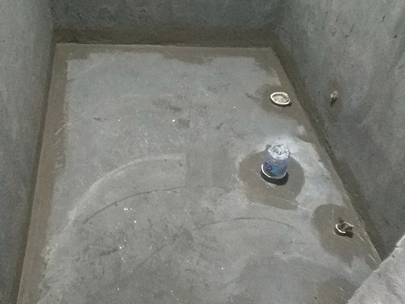 衛(wèi)生間防水裝修:1.利用水泥砂漿水泥砂漿或豆石混凝土鋪平坡度。訣竅是：地漏附近坡度大，門口附近坡度小。 2.利用管根密封膏封嚴管線，管線要穿透樓板根部。刷防水涂料時可以貼1-2層玻璃絲布加強防水性。 3.墻壁表面打磨成干凈平光沒有顆粒灰塵，墻壁與地面的交接區(qū)域注意原角和坡角的設(shè)置。 4.聚氨酯防水涂膜由管根和墻角處開始進行涂抹，在常溫下經(jīng)過4小時放干后，再大面積涂抹和刮刷。注意涂料總厚度大于1. 5毫米，不能有漏刮和鼓泡的不良現(xiàn)象。24小時后立面涂刷下一層，之后再以垂直的方向進行二次涂刷。最后涂膜半固化，拋甩粗砂粒方便與水泥砂漿融合。 5.防水層的設(shè)置與具體區(qū)域有關(guān)。防水地面的防水層應(yīng)高出地面200寬，地面防水層應(yīng)超出衛(wèi)生間門口以外300寬。而又淋浴的衛(wèi)生間墻面防水層則應(yīng)設(shè)置為高出地面1800寬。 6.展開閉水實驗的時候，先完成防水工作再利用包立管方法。之后再局部進行防水。閉水試驗也可為了避免破壞地面防水層而免做。