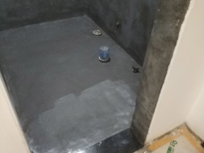衛(wèi)生間防水裝修:1.利用水泥砂漿水泥砂漿或豆石混凝土鋪平坡度。訣竅是：地漏附近坡度大，門口附近坡度小。 2.利用管根密封膏封嚴管線，管線要穿透樓板根部。刷防水涂料時可以貼1-2層玻璃絲布加強防水性。 3.墻壁表面打磨成干凈平光沒有顆粒灰塵，墻壁與地面的交接區(qū)域注意原角和坡角的設(shè)置。 4.聚氨酯防水涂膜由管根和墻角處開始進行涂抹，在常溫下經(jīng)過4小時放干后，再大面積涂抹和刮刷。注意涂料總厚度大于1. 5毫米，不能有漏刮和鼓泡的不良現(xiàn)象。24小時后立面涂刷下一層，之后再以垂直的方向進行二次涂刷。最后涂膜半固化，拋甩粗砂粒方便與水泥砂漿融合。 5.防水層的設(shè)置與具體區(qū)域有關(guān)。防水地面的防水層應(yīng)高出地面200寬，地面防水層應(yīng)超出衛(wèi)生間門口以外300寬。而又淋浴的衛(wèi)生間墻面防水層則應(yīng)設(shè)置為高出地面1800寬。 6.展開閉水實驗的時候，先完成防水工作再利用包立管方法。之后再局部進行防水。閉水試驗也可為了避免破壞地面防水層而免做。