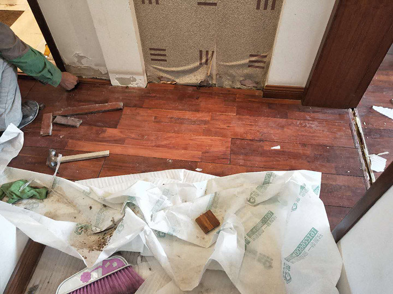 木地板安裝：直接粘貼法是最簡單木地板安裝方法，只需直接將木地板粘貼在地面。在施工時，要求地面保持干燥、平整。同時為了避免后續(xù)因為熱脹冷縮或者其他原因出現(xiàn)拱起的現(xiàn)象，最好是選擇長度在30CM以下的實木或者軟木地板進(jìn)行鋪設(shè)。 另一種懸浮式鋪設(shè)發(fā)起源于歐洲，這種地板在鋪設(shè)時不直接固定在地面，而是在地面上先鋪設(shè)地墊，然后在地墊上，上鎖扣，最后用卡槽拼接的方式固定在一起。牢固性極強(qiáng)。