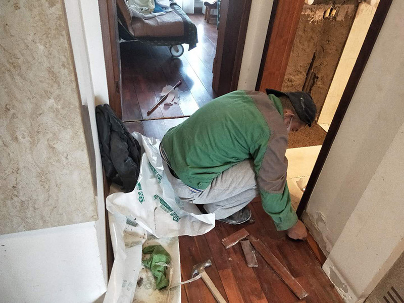 木地板安裝：直接粘貼法是最簡單木地板安裝方法，只需直接將木地板粘貼在地面。在施工時，要求地面保持干燥、平整。同時為了避免后續(xù)因為熱脹冷縮或者其他原因出現(xiàn)拱起的現(xiàn)象，最好是選擇長度在30CM以下的實木或者軟木地板進(jìn)行鋪設(shè)。 另一種懸浮式鋪設(shè)發(fā)起源于歐洲，這種地板在鋪設(shè)時不直接固定在地面，而是在地面上先鋪設(shè)地墊，然后在地墊上，上鎖扣，最后用卡槽拼接的方式固定在一起。牢固性極強(qiáng)。