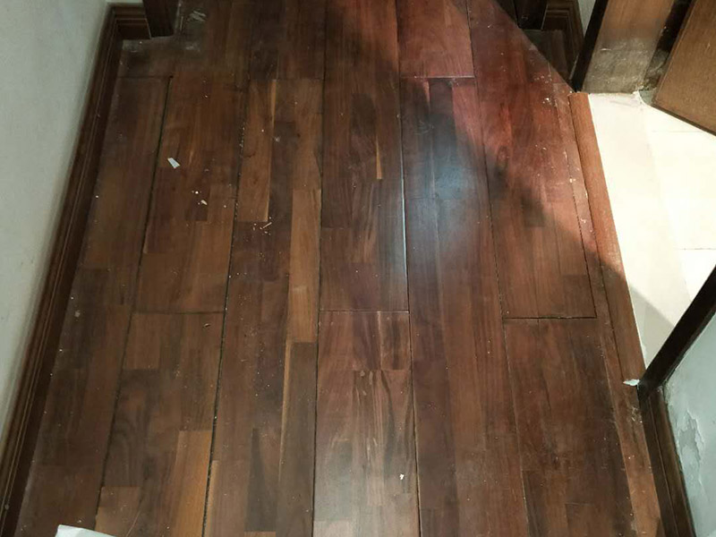 木地板安裝：直接粘貼法是最簡單木地板安裝方法，只需直接將木地板粘貼在地面。在施工時，要求地面保持干燥、平整。同時為了避免后續(xù)因為熱脹冷縮或者其他原因出現(xiàn)拱起的現(xiàn)象，最好是選擇長度在30CM以下的實木或者軟木地板進(jìn)行鋪設(shè)。 另一種懸浮式鋪設(shè)發(fā)起源于歐洲，這種地板在鋪設(shè)時不直接固定在地面，而是在地面上先鋪設(shè)地墊，然后在地墊上，上鎖扣，最后用卡槽拼接的方式固定在一起。牢固性極強(qiáng)。