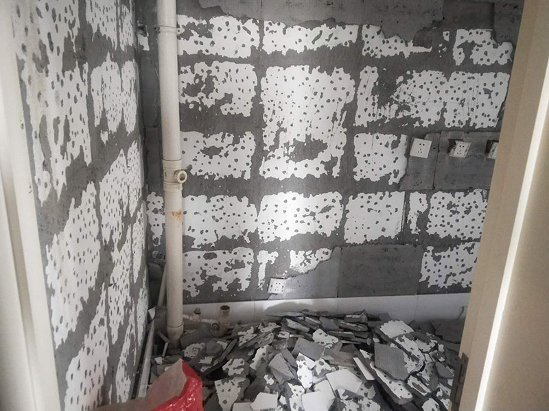 墻面拆改維修：（1）通常要鏟除舊房子的原漆面，先用水噴濕其表層，再用電刨機或泥刀鏟除其表層漆面； （2）對失修已久的舊墻面，表面已有嚴重漆面脫落，批燙層呈粉沙化的，應鏟除漆層和整個批燙，直至見到水泥批燙或磚層； （3）而后用熟膠粉和雙飛粉調(diào)拌打底批平，接著便是涂飾乳膠漆了，面層要涂兩遍至三遍，其時間間隔以24小時為佳。 通常是對二手房墻壁面層進行處理，然后用膩子找平，打磨平整光滑，再刷乳膠漆。