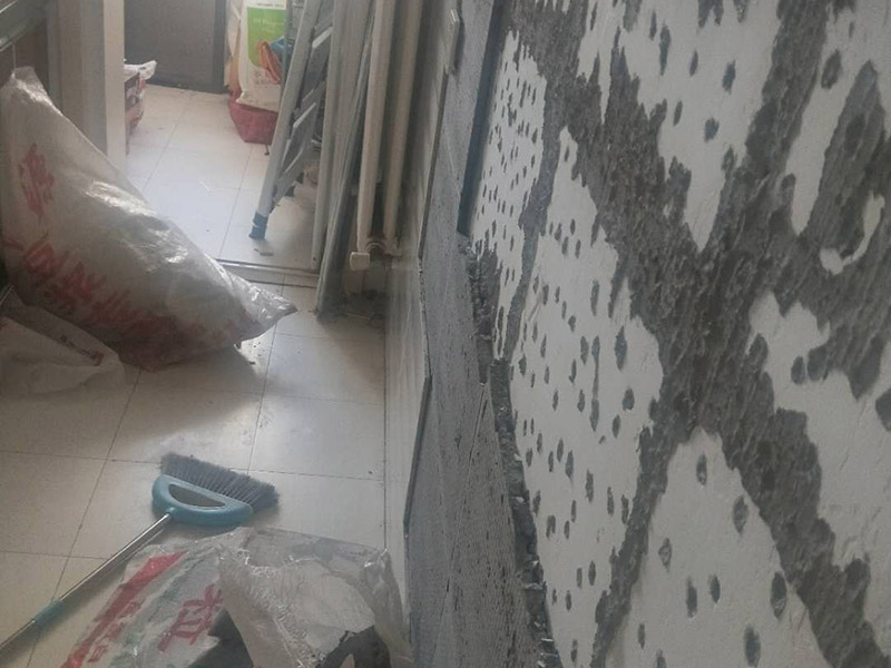 墻面拆改維修：（1）通常要鏟除舊房子的原漆面，先用水噴濕其表層，再用電刨機或泥刀鏟除其表層漆面； （2）對失修已久的舊墻面，表面已有嚴重漆面脫落，批燙層呈粉沙化的，應鏟除漆層和整個批燙，直至見到水泥批燙或磚層； （3）而后用熟膠粉和雙飛粉調(diào)拌打底批平，接著便是涂飾乳膠漆了，面層要涂兩遍至三遍，其時間間隔以24小時為佳。 通常是對二手房墻壁面層進行處理，然后用膩子找平，打磨平整光滑，再刷乳膠漆。