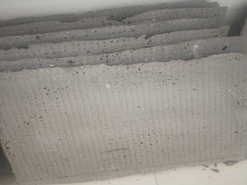 墻面拆改維修：（1）通常要鏟除舊房子的原漆面，先用水噴濕其表層，再用電刨機或泥刀鏟除其表層漆面； （2）對失修已久的舊墻面，表面已有嚴重漆面脫落，批燙層呈粉沙化的，應鏟除漆層和整個批燙，直至見到水泥批燙或磚層； （3）而后用熟膠粉和雙飛粉調(diào)拌打底批平，接著便是涂飾乳膠漆了，面層要涂兩遍至三遍，其時間間隔以24小時為佳。 通常是對二手房墻壁面層進行處理，然后用膩子找平，打磨平整光滑，再刷乳膠漆。