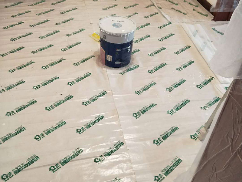 墻面刷漆地面保護(hù)：在進(jìn)行家居裝修時(shí)，地面鋪設(shè)的工程基本是都是最先完成的，所以，地面保護(hù)一定要做好。施工時(shí)灰塵是避免不了的，所以一定鋪設(shè)防塵布，不僅可以防止灰塵還可以適當(dāng)?shù)牡钟臐B入。此外為了防止有重物砸到地面，還需要鋪設(shè)一層紙板，可以用專門保護(hù)地板的灰紙板，如果不想那么麻煩的話，可以用紙箱像買瓷磚或者買家電的紙箱都可以，實(shí)在沒有淘寶上也有賣的。