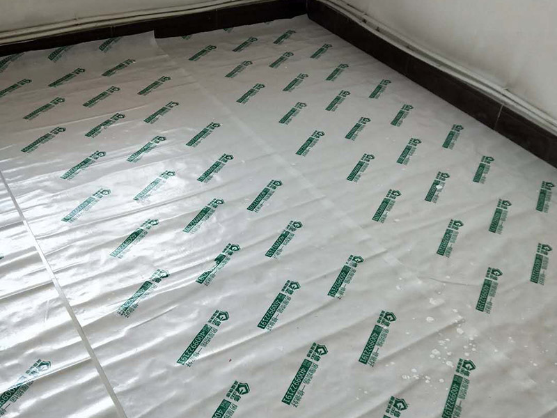 墻面刷漆地面保護(hù)：在進(jìn)行家居裝修時(shí)，地面鋪設(shè)的工程基本是都是最先完成的，所以，地面保護(hù)一定要做好。施工時(shí)灰塵是避免不了的，所以一定鋪設(shè)防塵布，不僅可以防止灰塵還可以適當(dāng)?shù)牡钟臐B入。此外為了防止有重物砸到地面，還需要鋪設(shè)一層紙板，可以用專門保護(hù)地板的灰紙板，如果不想那么麻煩的話，可以用紙箱像買瓷磚或者買家電的紙箱都可以，實(shí)在沒有淘寶上也有賣的。