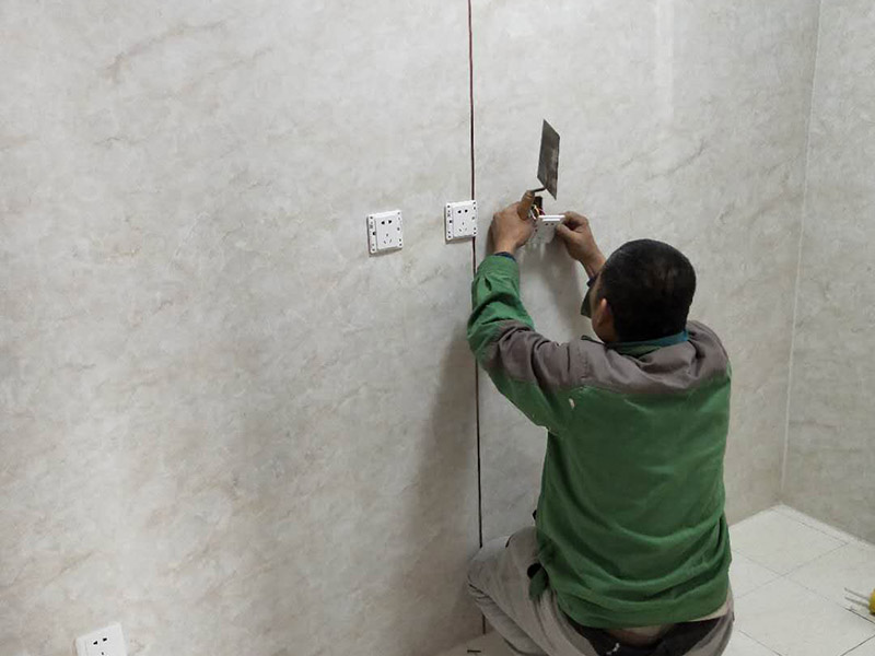 插座安裝維修：1.用于控制插座電源的開/關(guān)，則接線方法如下：首先將線路的L端子連接到開關(guān)，(即火線的輸入線路)線路)，然后連接開關(guān)的L1端子(即火線)出線端口連接到雙孔插座的L端子(即火線端子)，然后連接中性線插座的N端子(零線端子)。 2.如果插座不受開關(guān)控制，則開關(guān)僅控制燈泡。然后接線方法如下：將火線連接到開關(guān)的L端子，并將開關(guān)的L1端子連接到燈的端子。線路連接到燈頭的另一個端子，開關(guān)與燈形成一個環(huán)路。然后將火線連接到雙孔插座的L端子，將中性線連接到插座的N端子，然后將另一個電路插入雙孔插座。 3.開關(guān)插座不能安裝在易燃物體上。在可燃物燒傷的情況下，開關(guān)插座的外殼會燒壞，導(dǎo)致芯暴露，水蒸氣進入，導(dǎo)致短路，甚至引起火災(zāi)。墻壁開關(guān)插座應(yīng)安裝滅弧裝置，以避免因可燃氣體泄漏引起火災(zāi)或爆炸的危險。必須遵循的原則是&ldquo;火線進入開關(guān)，零線進入燈頭&rdquo;，插座必須安裝漏電保護裝置。