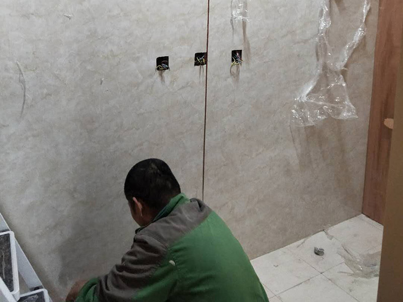 插座安裝維修：1.用于控制插座電源的開/關(guān)，則接線方法如下：首先將線路的L端子連接到開關(guān)，(即火線的輸入線路)線路)，然后連接開關(guān)的L1端子(即火線)出線端口連接到雙孔插座的L端子(即火線端子)，然后連接中性線插座的N端子(零線端子)。 2.如果插座不受開關(guān)控制，則開關(guān)僅控制燈泡。然后接線方法如下：將火線連接到開關(guān)的L端子，并將開關(guān)的L1端子連接到燈的端子。線路連接到燈頭的另一個端子，開關(guān)與燈形成一個環(huán)路。然后將火線連接到雙孔插座的L端子，將中性線連接到插座的N端子，然后將另一個電路插入雙孔插座。 3.開關(guān)插座不能安裝在易燃物體上。在可燃物燒傷的情況下，開關(guān)插座的外殼會燒壞，導(dǎo)致芯暴露，水蒸氣進入，導(dǎo)致短路，甚至引起火災(zāi)。墻壁開關(guān)插座應(yīng)安裝滅弧裝置，以避免因可燃氣體泄漏引起火災(zāi)或爆炸的危險。必須遵循的原則是&ldquo;火線進入開關(guān)，零線進入燈頭&rdquo;，插座必須安裝漏電保護裝置。