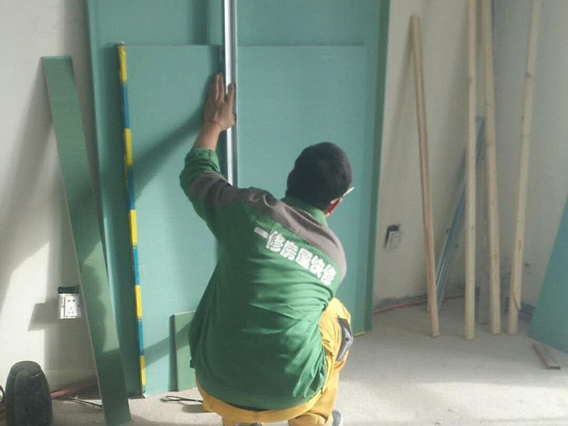 吊頂安裝維修：還沒有安裝吊頂之前，先測量一下吊頂?shù)母叨?，可以用卷尺，然后測量房子的高水平線，來確認標高，完成測量后，記得用這種方法在墻壁的位置確定一下頂棚區(qū)域的標高水平線。龍骨吊桿的安裝通過膨脹螺栓來將無螺栓絲吊桿的其中一頭固定于主龍骨和吊掛間距中的樓板下方即可。等到主龍骨和各部分螺母配置完后后，就可以進行扣板安裝工序了，如果是想要做到有緊湊無縫的效果的話，一定要小心、不帶方向折邊地在扣板折邊處的小孔位置務(wù)必插到三角形的骨縫里面，插好后，輕微壓一壓就可以啦。