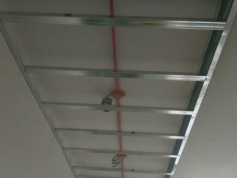 吊頂安裝維修：還沒有安裝吊頂之前，先測量一下吊頂?shù)母叨?，可以用卷尺，然后測量房子的高水平線，來確認標高，完成測量后，記得用這種方法在墻壁的位置確定一下頂棚區(qū)域的標高水平線。龍骨吊桿的安裝通過膨脹螺栓來將無螺栓絲吊桿的其中一頭固定于主龍骨和吊掛間距中的樓板下方即可。等到主龍骨和各部分螺母配置完后后，就可以進行扣板安裝工序了，如果是想要做到有緊湊無縫的效果的話，一定要小心、不帶方向折邊地在扣板折邊處的小孔位置務(wù)必插到三角形的骨縫里面，插好后，輕微壓一壓就可以啦。