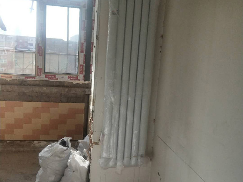 暖氣定位安裝：在墻上和地板上進(jìn)行開(kāi)槽，將暴露在外的管線埋藏起來(lái)，槽的深度或?qū)挾刃鑼ｉT的暗黃人員，結(jié)合實(shí)際情況進(jìn)行處理。根據(jù)先前設(shè)計(jì)的安裝位置開(kāi)采鋪設(shè)支管，鋪設(shè)完成后可根據(jù)實(shí)際需求在支管鋪設(shè)鋼槽對(duì)管道進(jìn)行保護(hù)，然后封閉系統(tǒng)進(jìn)行打壓注水。安裝分水器的時(shí)候注意保持與地面平行，結(jié)束后切記將分水器擦干。壓力測(cè)試是安裝暖氣片尤為重要的一步，測(cè)試前關(guān)閉主管連接閥門，然后開(kāi)啟暖氣片進(jìn)水閥用試壓設(shè)備來(lái)測(cè)試，實(shí)驗(yàn)壓力應(yīng)為正常使用壓力的1.5倍，且不能小于整個(gè)小區(qū)的測(cè)試壓力，3-5分鐘內(nèi)沒(méi)有任何滲漏情況即可。平穩(wěn)放置暖氣片，將閥門連接件和進(jìn)出口閥門連在一起，檢測(cè)暖氣片是否平直，確保管路安裝無(wú)特殊情況發(fā)生，然后加固連接點(diǎn)的螺絲。