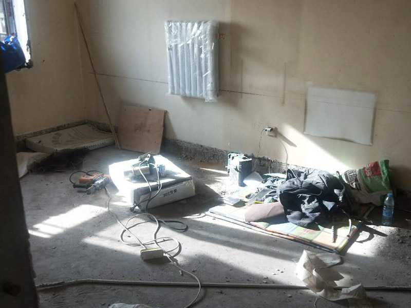 暖氣定位安裝：在墻上和地板上進(jìn)行開(kāi)槽，將暴露在外的管線埋藏起來(lái)，槽的深度或?qū)挾刃鑼ｉT的暗黃人員，結(jié)合實(shí)際情況進(jìn)行處理。根據(jù)先前設(shè)計(jì)的安裝位置開(kāi)采鋪設(shè)支管，鋪設(shè)完成后可根據(jù)實(shí)際需求在支管鋪設(shè)鋼槽對(duì)管道進(jìn)行保護(hù)，然后封閉系統(tǒng)進(jìn)行打壓注水。安裝分水器的時(shí)候注意保持與地面平行，結(jié)束后切記將分水器擦干。壓力測(cè)試是安裝暖氣片尤為重要的一步，測(cè)試前關(guān)閉主管連接閥門，然后開(kāi)啟暖氣片進(jìn)水閥用試壓設(shè)備來(lái)測(cè)試，實(shí)驗(yàn)壓力應(yīng)為正常使用壓力的1.5倍，且不能小于整個(gè)小區(qū)的測(cè)試壓力，3-5分鐘內(nèi)沒(méi)有任何滲漏情況即可。平穩(wěn)放置暖氣片，將閥門連接件和進(jìn)出口閥門連在一起，檢測(cè)暖氣片是否平直，確保管路安裝無(wú)特殊情況發(fā)生，然后加固連接點(diǎn)的螺絲。