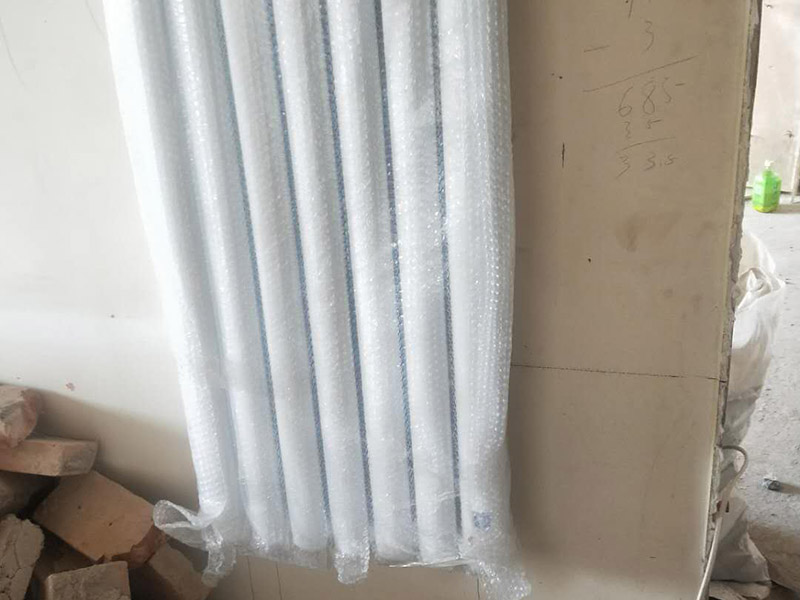 暖氣定位安裝：在墻上和地板上進(jìn)行開(kāi)槽，將暴露在外的管線埋藏起來(lái)，槽的深度或?qū)挾刃鑼ｉT的暗黃人員，結(jié)合實(shí)際情況進(jìn)行處理。根據(jù)先前設(shè)計(jì)的安裝位置開(kāi)采鋪設(shè)支管，鋪設(shè)完成后可根據(jù)實(shí)際需求在支管鋪設(shè)鋼槽對(duì)管道進(jìn)行保護(hù)，然后封閉系統(tǒng)進(jìn)行打壓注水。安裝分水器的時(shí)候注意保持與地面平行，結(jié)束后切記將分水器擦干。壓力測(cè)試是安裝暖氣片尤為重要的一步，測(cè)試前關(guān)閉主管連接閥門，然后開(kāi)啟暖氣片進(jìn)水閥用試壓設(shè)備來(lái)測(cè)試，實(shí)驗(yàn)壓力應(yīng)為正常使用壓力的1.5倍，且不能小于整個(gè)小區(qū)的測(cè)試壓力，3-5分鐘內(nèi)沒(méi)有任何滲漏情況即可。平穩(wěn)放置暖氣片，將閥門連接件和進(jìn)出口閥門連在一起，檢測(cè)暖氣片是否平直，確保管路安裝無(wú)特殊情況發(fā)生，然后加固連接點(diǎn)的螺絲。