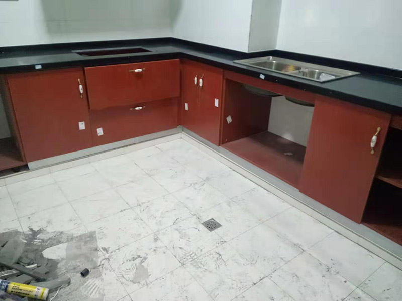 櫥柜門維修安裝：櫥柜門和櫥柜之間不是越緊密越好，安裝的時(shí)候要注意留有一定的空隙，這樣才不會(huì)影響使用，尤其是在有抽屜的情況下，抽屜的位置和推拉的角度一定要和櫥柜門結(jié)合好，一般來說，櫥柜門和抽屜之間的距離應(yīng)該要留出17厘米左右。而且軌道的安裝也是要留好尺寸的，一般來說上軌道和下軌道需要留出來的空隙是不一樣的，上軌道需要留出來8厘米左右，下軌道需要留出來10厘米左右。