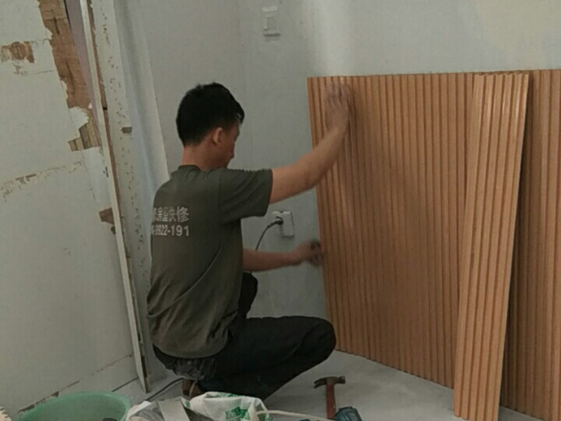 護(hù)墻板安裝：首先，就是要將挑選的護(hù)墻板，按照墻面的高度，寬度，用電鋸切割成一個(gè)一個(gè)的等高的板塊，這樣便于護(hù)墻板的安裝。護(hù)墻板切割好后，需要將護(hù)墻板先固定在墻面上，扣上卡子，用鋼槍將其固定在墻上。再將下一個(gè)板塊與上一個(gè)板塊縫隙處扣緊，依次裝上。在拐角處的地方安裝護(hù)墻板時(shí)，要注意在墻板的背面打上免釘膠，便于固定。在遇到墻面有插座的地方或者是有線帶的地方的時(shí)候，還需要在將護(hù)墻板再次的進(jìn)行切割，空出插座或是電線電纜的地方，再進(jìn)行安裝。