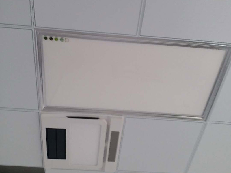 衛(wèi)浴吊頂配件安裝：鑲貼墻磚-吊頂-鋪設(shè)地磚-安裝大便器、洗臉盆、浴盆-安裝連接排水管-安裝燈具、插座、鏡子-安裝毛巾?xiàng)U等五金配件。1、坐便器的安裝順序 檢查地面下水口管-對(duì)準(zhǔn)管口-放平找正-畫好印記-打孔洞-抹上油灰-套上膠皮墊-擰上螺母-水箱背面兩個(gè)邊孔畫印記-打孔-插入螺栓-捻牢-背水箱掛放平找正-擰上螺母-安裝背水箱下水彎頭-裝好門-插入漂子門和門-擰緊螺母。2、洗臉盆的安裝順序 膨脹螺栓插入-捻牢-盆管架掛好-把臉盆放在架上找平整-下水連接:臉盆-調(diào)直-上水連接。3、浴盆的安裝順序 下水安裝-油灰封閉嚴(yán)密-上水安裝-試平找正。