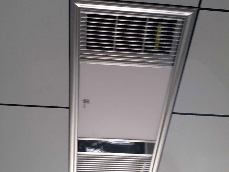 衛(wèi)浴吊頂配件安裝：鑲貼墻磚-吊頂-鋪設(shè)地磚-安裝大便器、洗臉盆、浴盆-安裝連接排水管-安裝燈具、插座、鏡子-安裝毛巾?xiàng)U等五金配件。1、坐便器的安裝順序 檢查地面下水口管-對(duì)準(zhǔn)管口-放平找正-畫好印記-打孔洞-抹上油灰-套上膠皮墊-擰上螺母-水箱背面兩個(gè)邊孔畫印記-打孔-插入螺栓-捻牢-背水箱掛放平找正-擰上螺母-安裝背水箱下水彎頭-裝好門-插入漂子門和門-擰緊螺母。2、洗臉盆的安裝順序 膨脹螺栓插入-捻牢-盆管架掛好-把臉盆放在架上找平整-下水連接:臉盆-調(diào)直-上水連接。3、浴盆的安裝順序 下水安裝-油灰封閉嚴(yán)密-上水安裝-試平找正。