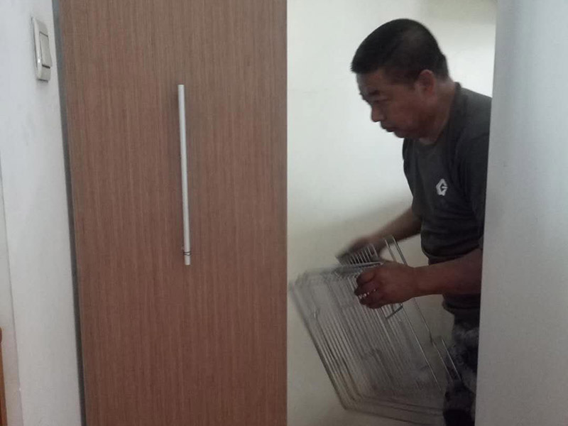 臥室衣柜安裝：我們在安裝前，需要準(zhǔn)確的了解各部位板材的尺寸，明確知道這是哪個部位，那是哪個部位。這樣才不會弄混。對照安裝說明書中的步驟，來逐步進行，不可跨步跳步省步，否則都會直接影響到衣柜的安裝效果。并且它的零配件一定要檢查齊全，切勿丟失，否則會容易影響到衣柜的穩(wěn)固性。