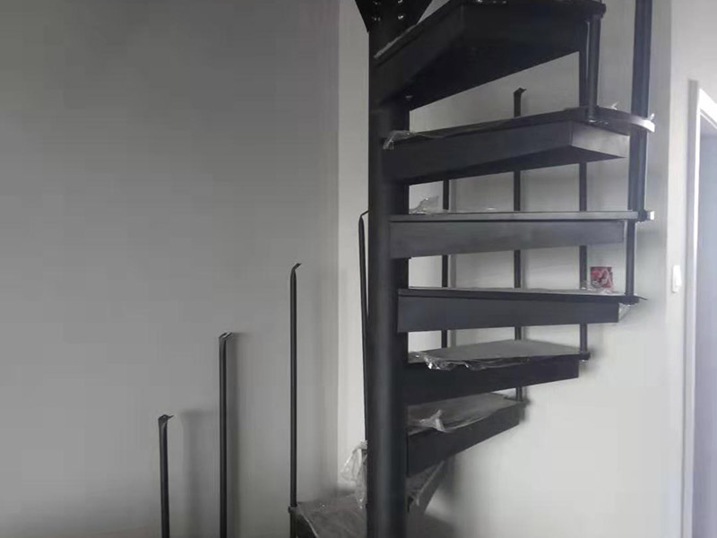 旋轉(zhuǎn)樓梯安裝：確定中柱安裝位置：將中柱的位置、上掛的銜接位置都確定好，還要測出中柱與兩邊墻面的距離，最后對照一下圖紙，看是不是吻合；套龍骨：將螺旋梯的托盤整理好放在地方，根據(jù)圖紙上標(biāo)明的尺寸，將一節(jié)節(jié)的龍骨安裝到相應(yīng)的位置上，然后用頂絲固定；調(diào)整托盤方位：將托盤的方位按照圖紙的規(guī)定調(diào)整好，要確保托盤的協(xié)調(diào)和均衡；固定托盤頂絲：將托盤頂絲擰緊，讓托盤不再晃動為止。