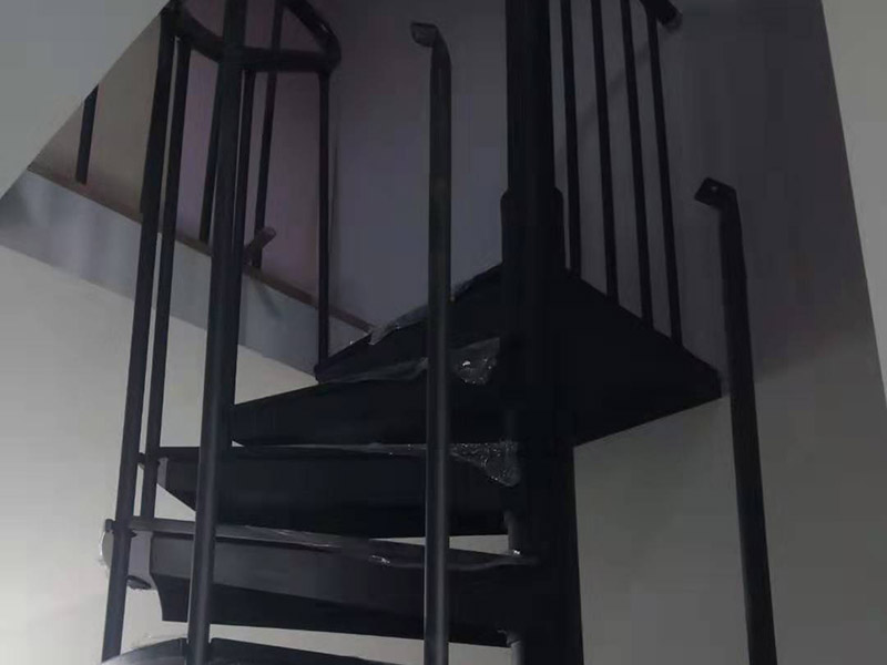 旋轉(zhuǎn)樓梯安裝：確定中柱安裝位置：將中柱的位置、上掛的銜接位置都確定好，還要測出中柱與兩邊墻面的距離，最后對照一下圖紙，看是不是吻合；套龍骨：將螺旋梯的托盤整理好放在地方，根據(jù)圖紙上標(biāo)明的尺寸，將一節(jié)節(jié)的龍骨安裝到相應(yīng)的位置上，然后用頂絲固定；調(diào)整托盤方位：將托盤的方位按照圖紙的規(guī)定調(diào)整好，要確保托盤的協(xié)調(diào)和均衡；固定托盤頂絲：將托盤頂絲擰緊，讓托盤不再晃動為止。