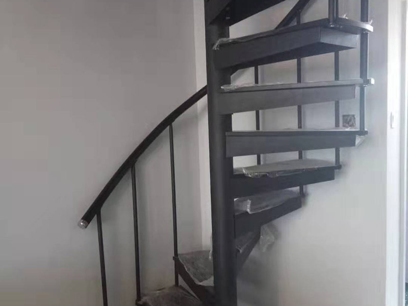 旋轉(zhuǎn)樓梯安裝：確定中柱安裝位置：將中柱的位置、上掛的銜接位置都確定好，還要測出中柱與兩邊墻面的距離，最后對照一下圖紙，看是不是吻合；套龍骨：將螺旋梯的托盤整理好放在地方，根據(jù)圖紙上標(biāo)明的尺寸，將一節(jié)節(jié)的龍骨安裝到相應(yīng)的位置上，然后用頂絲固定；調(diào)整托盤方位：將托盤的方位按照圖紙的規(guī)定調(diào)整好，要確保托盤的協(xié)調(diào)和均衡；固定托盤頂絲：將托盤頂絲擰緊，讓托盤不再晃動為止。