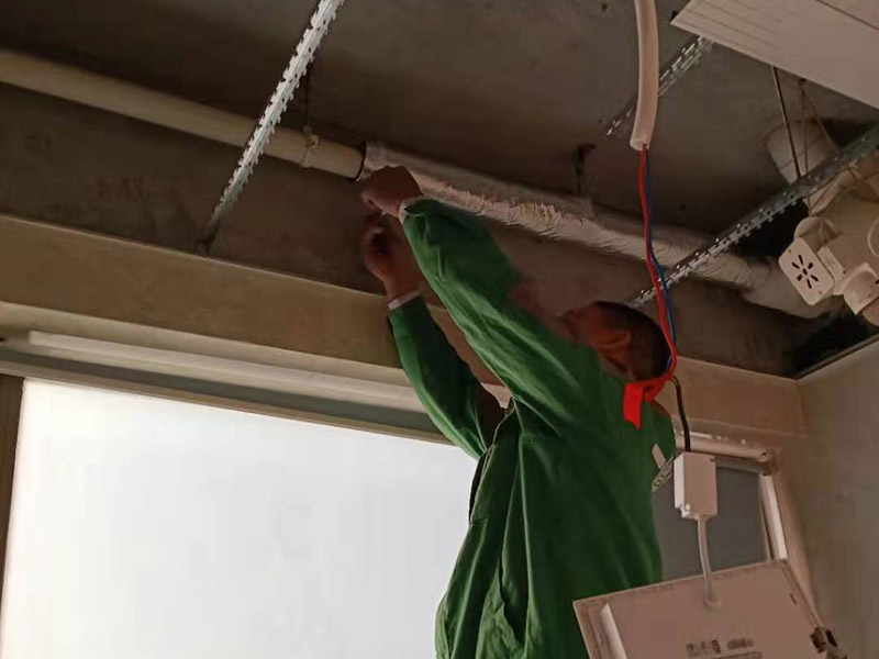 衛(wèi)生間下水管隔音：將外露下水管外表的雜物或懸掛物清理干凈。用力將裁剪好的珍珠棉或氣泡膜纏繞在下水管上。纏繞時稍微用力一些，這樣可使隔音效果更佳并外觀更加平整。將膠帶粘貼在珍珠棉或氣泡膜的搭接處。為了更加牢靠，可使用膠帶將珍珠棉或氣泡膜纏繞一圈。根據(jù)所準備的珍珠棉或氣泡膜厚度和數(shù)量決定纏繞下水管一層還是多層。如果珍珠棉或氣泡膜較薄建議包裹兩層以上，這樣可以更好的起到隔音效果。