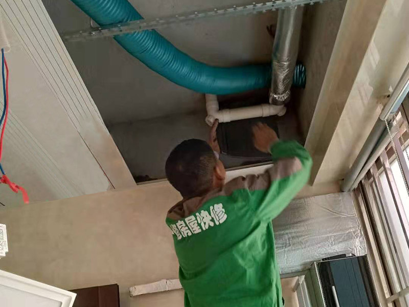 衛(wèi)生間下水管隔音：將外露下水管外表的雜物或懸掛物清理干凈。用力將裁剪好的珍珠棉或氣泡膜纏繞在下水管上。纏繞時稍微用力一些，這樣可使隔音效果更佳并外觀更加平整。將膠帶粘貼在珍珠棉或氣泡膜的搭接處。為了更加牢靠，可使用膠帶將珍珠棉或氣泡膜纏繞一圈。根據(jù)所準備的珍珠棉或氣泡膜厚度和數(shù)量決定纏繞下水管一層還是多層。如果珍珠棉或氣泡膜較薄建議包裹兩層以上，這樣可以更好的起到隔音效果。