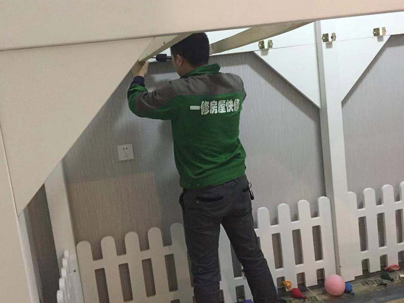 兒童床安裝：先組裝床的支架。螺絲與木板垂直，不要弄偏了。這樣才好使力氣。剛開(kāi)始的時(shí)候不要擰太緊，過(guò)后組裝好后，再加固擰緊。床架安裝好后，就是安裝圍欄了。有一些長(zhǎng)螺絲和短的螺絲，個(gè)人覺(jué)得短的螺絲容易上一些。一邊兩個(gè)螺絲，一共需要上四個(gè)，上完就OK 了。圍欄都安裝好后。接下來(lái)的就非常容易了。就是直接把床板鋪上去了。鋪的時(shí)候注意一下，光滑一些的向上，盡量不要讓床板之間的空隙太大，這樣睡起來(lái)不舒服。