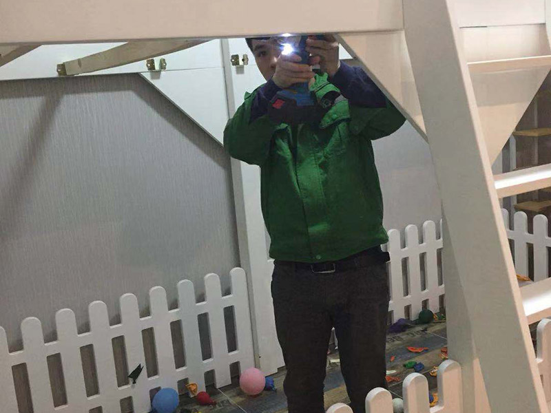 兒童床安裝：先組裝床的支架。螺絲與木板垂直，不要弄偏了。這樣才好使力氣。剛開(kāi)始的時(shí)候不要擰太緊，過(guò)后組裝好后，再加固擰緊。床架安裝好后，就是安裝圍欄了。有一些長(zhǎng)螺絲和短的螺絲，個(gè)人覺(jué)得短的螺絲容易上一些。一邊兩個(gè)螺絲，一共需要上四個(gè)，上完就OK 了。圍欄都安裝好后。接下來(lái)的就非常容易了。就是直接把床板鋪上去了。鋪的時(shí)候注意一下，光滑一些的向上，盡量不要讓床板之間的空隙太大，這樣睡起來(lái)不舒服。