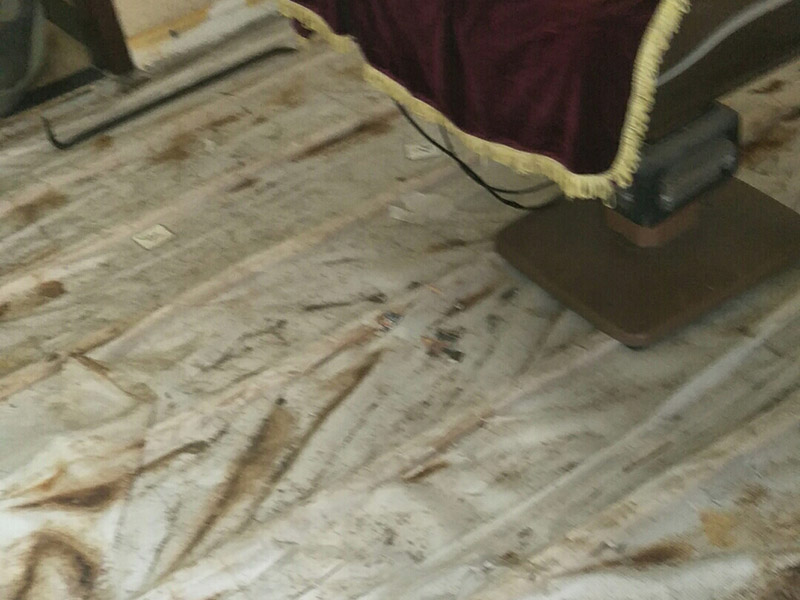 地板拆除維修：先從踢腳線的開始拆，用平口啰嗦刀沿著踢腳線開始劃開。把踢腳線劃開后，就能把踢腳邊取下。這個時(shí)候地板就松動了，再順著松動的地板移動，讓更大面積的地板繼續(xù)松動。只到能方便取下，再動手取地板。拆地板的時(shí)候，不要亂拆，要順著地板的順序拆。一塊一塊的拆下，在拆的過程中若不好取，就要螺絲刀幫忙，就好拆多了。雖然舊地板還能有利于價(jià)值，所以拆的時(shí)候要盡量保存完整。但在拆地板的時(shí)候，即使再小心都會有破損的，所以要有這些心理準(zhǔn)備。待舊地板完全拆完后，把地面清掃干凈。再晾一段時(shí)間才能重新裝地板，因此潮濕的地面是不適合裝地板的，等完全干燥透了再鋪新的地板。