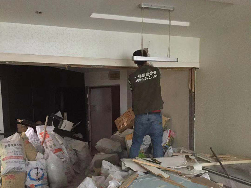 全屋拆除維修：1、首先應(yīng)關(guān)閉天然氣總閥，防止天然氣泄露造成安全隱患。2、用廢舊的毛巾或者衣物將地漏下水管道堵住，防止拆除時(shí)建渣堵塞下水管道。3、拆除時(shí)噪音較大，應(yīng)當(dāng)遵循物管規(guī)定時(shí)間施工，防止對(duì)鄰居造成過(guò)度噪音騷擾。4、禁止拆除對(duì)房屋結(jié)構(gòu)有安全隱患的墻體。5、對(duì)于原先暗藏的水電管線走位，拆除后可查看原先線路布局，拆除過(guò)程中盡量避免打破水管及電線，若過(guò)程中確實(shí)不小心將水管及電線打破了，需將破損的地方做好明顯標(biāo)示，提醒注意。6、拆舊完畢時(shí)應(yīng)及時(shí)清掃樓道及電梯等公共區(qū)域，當(dāng)天清理的建渣，當(dāng)天用建渣車清運(yùn)拉走，維護(hù)好良好的公共環(huán)境。