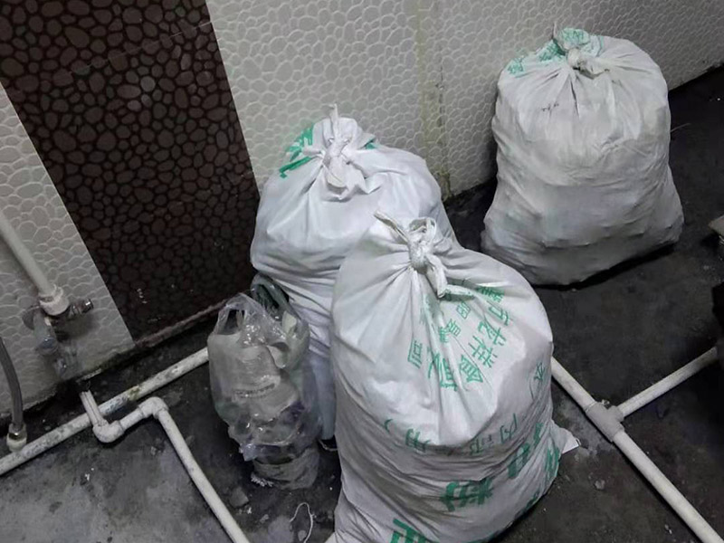 衛(wèi)生間拆改裝修：將不需要或是不滿意的地方進(jìn)行拆除后，留下的成品需要進(jìn)行施工保護(hù)，防止磕碰到，還可防止被上面的重物或是棱角碰壞。水電改造可謂是改造衛(wèi)生間的重點(diǎn)，衛(wèi)生間原有的水電路管線往往有許多不合理的布局，所以在改造過程中要對(duì)原有的水電路進(jìn)行徹查，看是否存在銹蝕、老化等情況，若有，則需要更換新的電路、水路，如果線路良好，且沒有多大的問題，則只需要添加刪減線路就可以了。同時(shí)在改造的時(shí)候最好能做到以后維修和保養(yǎng)都比較方便，然后將其做好隱蔽處理。衛(wèi)生間墻面上要做大約30厘米的防水涂料，以防積水浸透墻面，且要保證涂刷厚度均勻，還需要處理好地面和墻面交界處的各類管件的涂刷。待防水處理完全確定后，等待地面干透就可以做后續(xù)的工程了。
