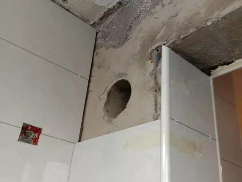 廚房墻地磚鋪貼：將墻面用水泥漿刷一遍，同時壓實抹平，如果墻面有不平整的地方，需要用水泥砂漿修補平整。然后根據(jù)設計要求在墻面刷一遍防水涂料，按照設計要求結合實際和選擇的墻磚規(guī)格進行排磚、彈線。正式粘貼前用壞了的瓷磚加粘貼劑粘貼在墻或柱上，來控制粘貼瓷磚表面平整度。